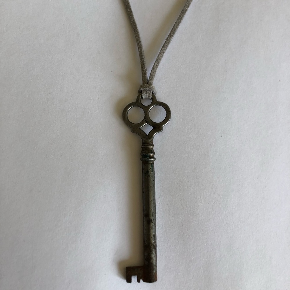 ✨MYSTERY Vintage Skeleton Key Necklace, Gray Cord